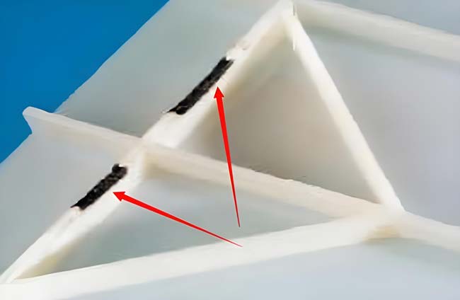 為什么透明塑料使用激光焊接機容易產生火花甚至是燒玻璃的情況